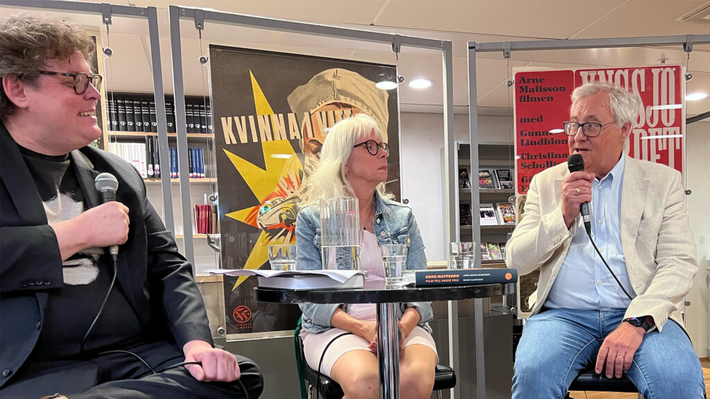 Fredrik af Trampe i samtal med författarna Anna-Maria Blomgren och Roger Blomgren (foto: Magnus Nilsson)
